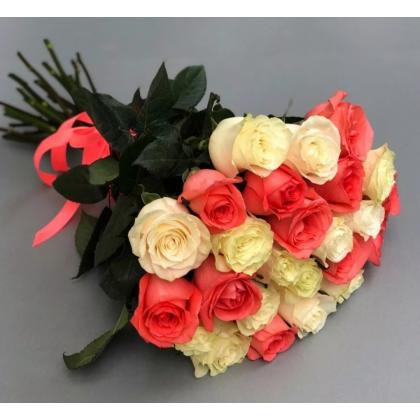 Букет цветов "Розы коралово-белые"